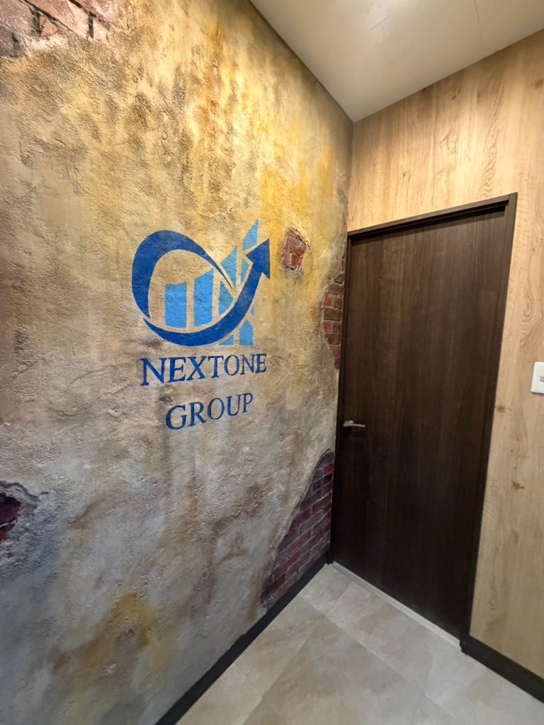 NEXTone GROUP オフィス - ブランドロゴ