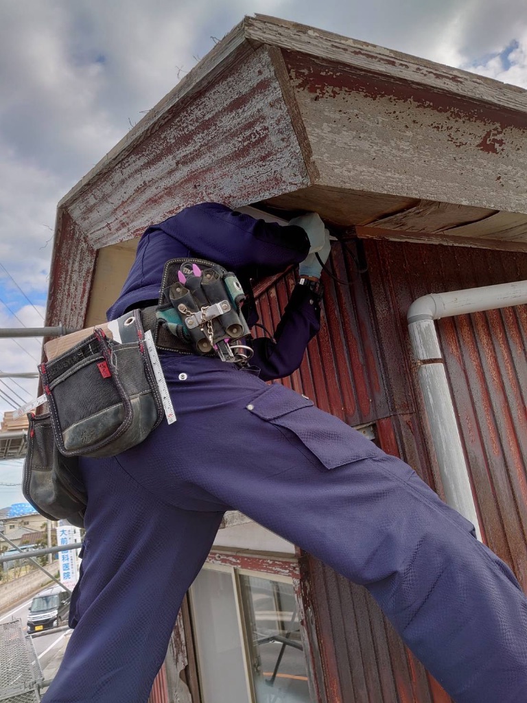 現場作業 - 屋根修理作業中