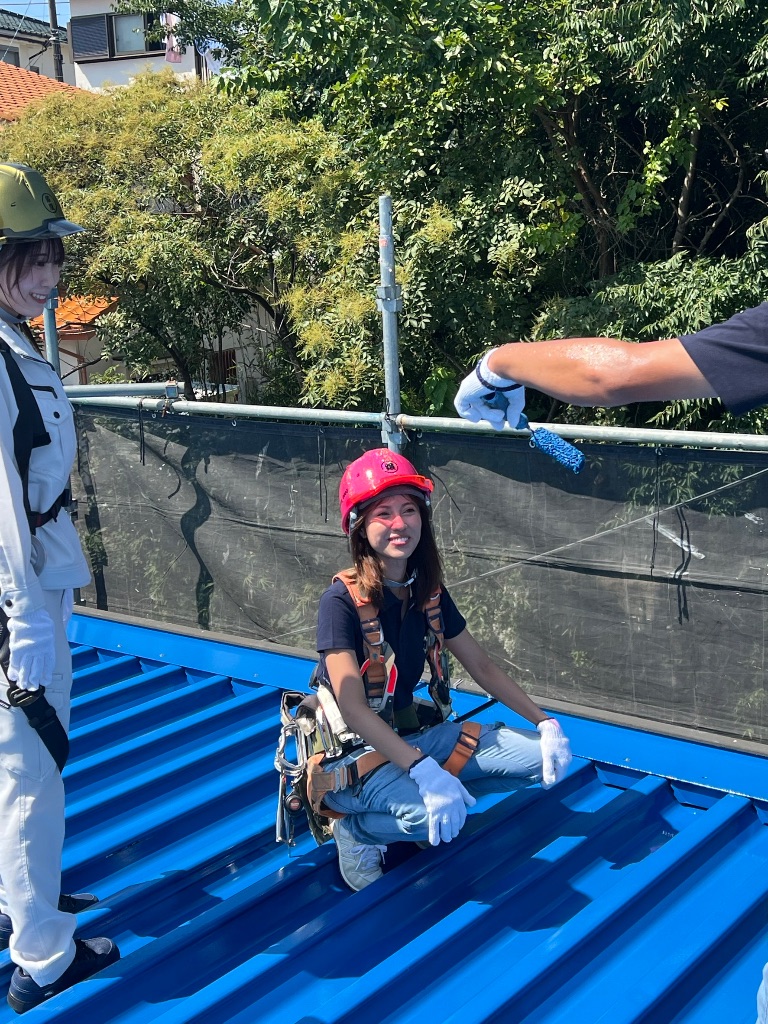 屋根作業 - 笑顔のスタッフ